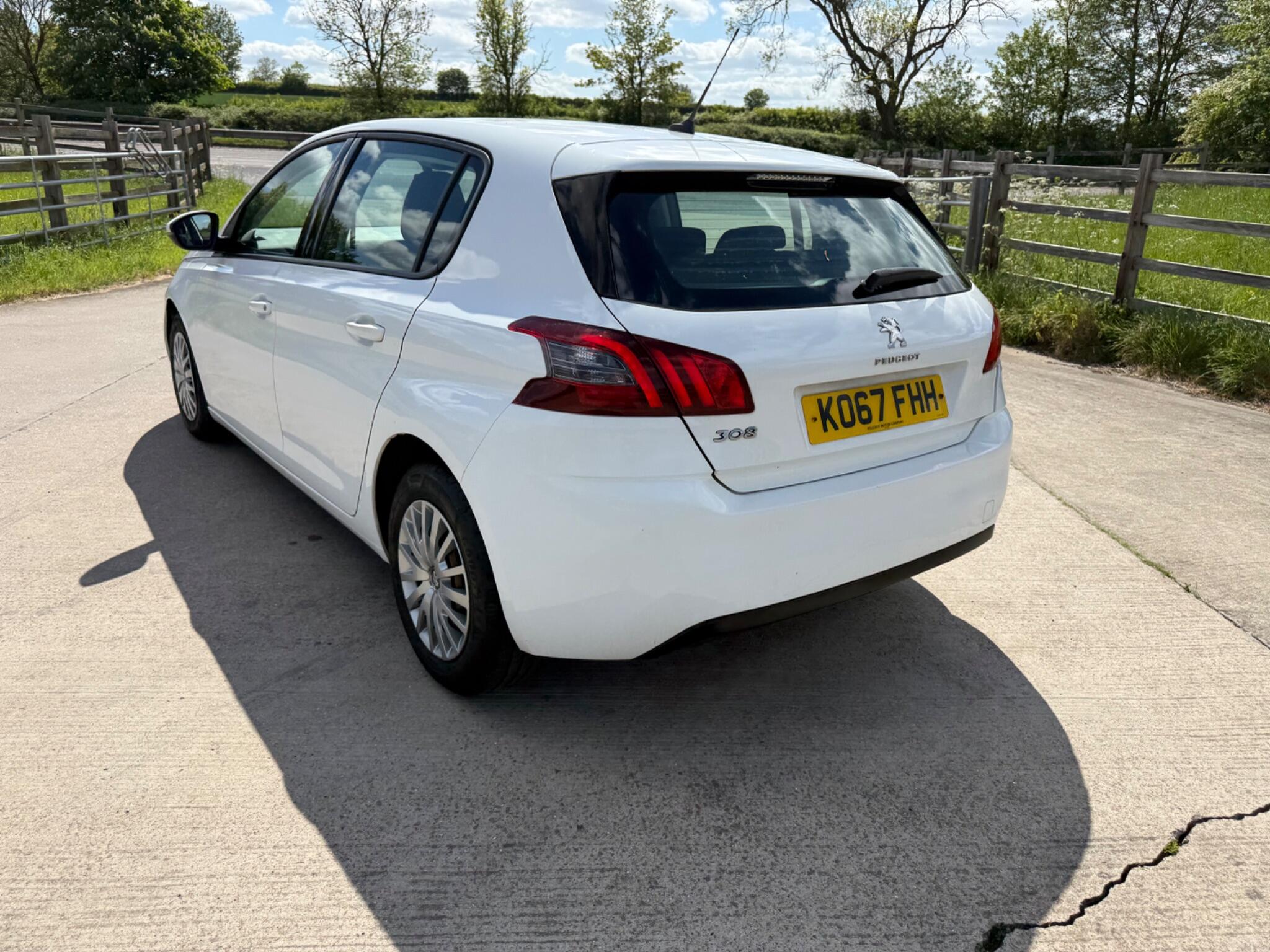 Peugeot 308 1.2 PureTech Access Euro 6 (s/s) 5dr — photo 61 of 100
